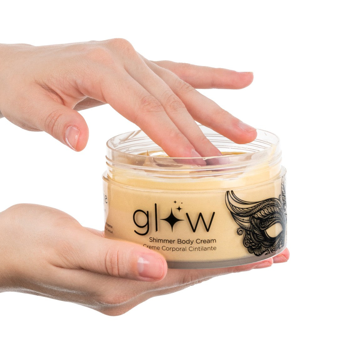 Lightweight shimmer body cream with a delicate and sensual fragrance